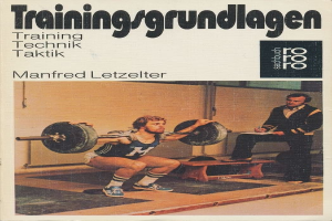Buchumschlag mit dem Titel "Training Technik Taktik" von Manfred Letzelter, der einen Mann in einem weißen T-Shirt und blauen Shorts zeigt, der eine Hantel in einem Fitnessstudio mit einer Bank im Hintergrund hochhebt.