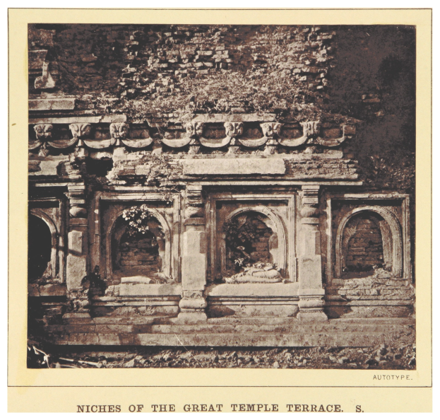 Schwarz-weißes Foto eines prunkvoll verzierten Gebäudes mit Text unten, der "Nices of the Great Temple Terrace" lautet.