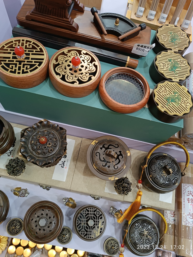 Ein Tisch mit verschiedenen chinesischen Räucherstäbeln, Schachteln, Papieren mit Text und anderen Gegenständen, die wahrscheinlich Teil eines chinesischen Neujahrsfests sind.