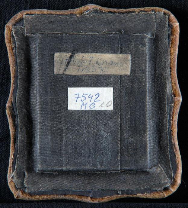 Schwarzes Buch mit dem Titel "Geschichte des Weltkriegs I" und einem sichtbaren Etikett.