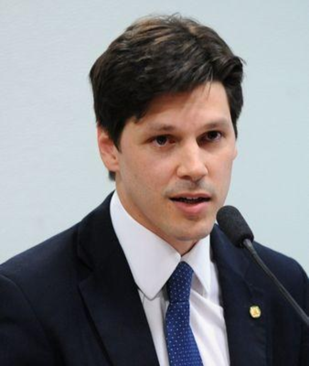 Mann in Anzug und Krawatte spricht in ein Mikrofon an einem Rednerpult, wahrscheinlich zur Genehmigung eines Gesetzes durch die Regierung, das den Internetgebrauch verbietet.