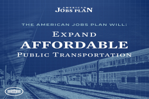 Plakat mit einem Zug auf Schienen mit Menschen in der Nähe, das 'The American Jobs Plan Will Expand Affordable Public Transportation' bewirbt.