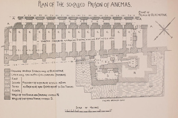 Detaillierter architektonischer Plan des Anemas-Gefängnisses, der Räume, Korridore, Fenster, Türen und strukturelle Anmerkungen auf Papier zeigt.