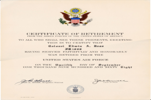 Ein offizielles Entlassungszertifikat der United States Air Force mit blauem Hintergrund, goldenem Siegel mit einem Adlersymbol und einer Sternform sowie schwarzer Schrift, die 'Entlassungszertifikat' lautet.