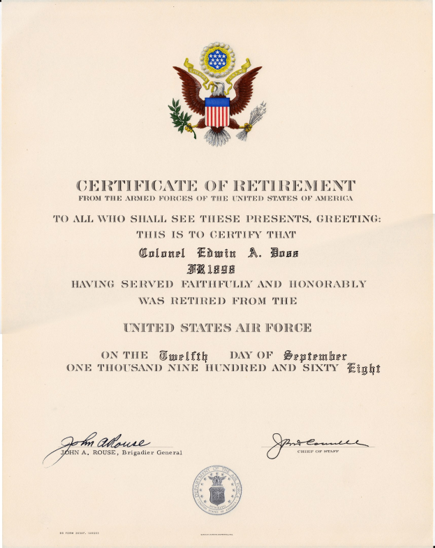 Ein offizielles Entlassungszertifikat der United States Air Force mit blauem Hintergrund, goldenem Siegel mit einem Adlersymbol und einer Sternform sowie schwarzer Schrift, die 'Entlassungszertifikat' lautet.