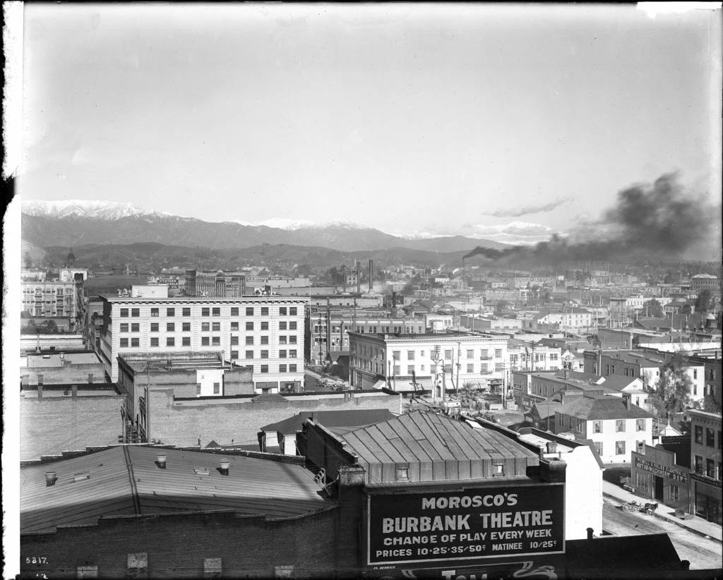 Ein Schwarz-Weiß-Bild von Gebäuden mit einer rauchenden Fabrik.