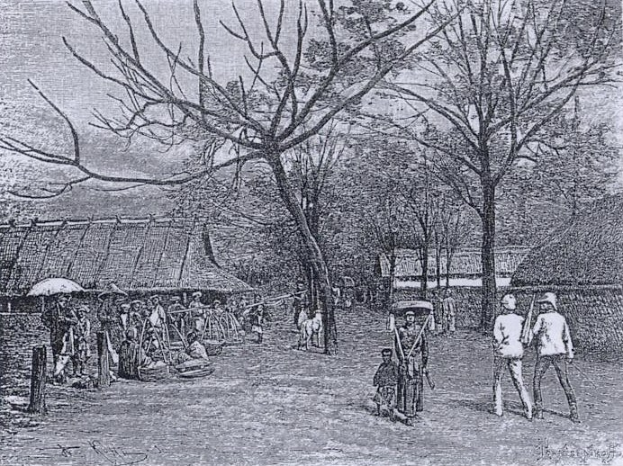 Schwarzes und weißes Bild von Menschen in traditioneller Kleidung, die eine Dorfstraße in den frühen 1900er Jahren entlanggehen, mit Bäumen und Hütten im Hintergrund und einigen mit Schirmen.