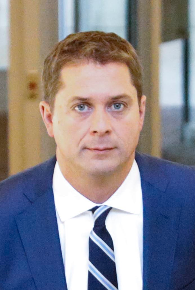 Ein Mann im Anzug und Krawatte geht einen Flur entlang und sieht besorgt aus, möglicherweise weil er wegen sexueller Belästigung angeklagt wurde, mit einem unscharfen Hintergrund.