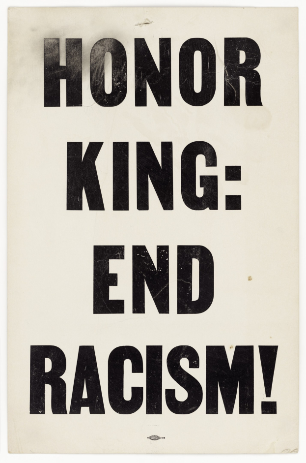Ein Plakat mit den Worten 'Ehren den King, beenden den Rassismus' in fetter schwarzer Schrift auf einem weißen Hintergrund, eingerahmt von einem schwarzen Rand, mit zentrierter moderner Typografie.