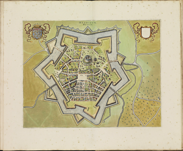 Offenes Buch zeigt eine detaillierte Karte von Heidelberg, Deutschland, mit sichtbaren Straßen, Gebäuden und Sehenswürdigkeiten neben begleitendem Text.