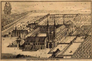 Ein altes Stadtbild mit einem großen zentralen Gebäude, umgeben von anderen Gebäuden und Menschen, mit Text unten.