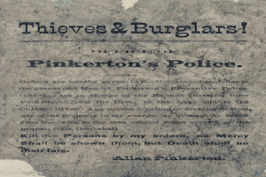 Plakat mit fetter schwarzer Schrift "Diebe & Einbrecher Pinkertons Polizei" in der Mitte auf einem weißen Hintergrund, umrahmt von einem schmalen schwarzen Rand.
