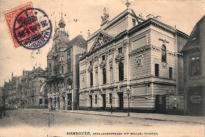 Alte Postkarte von Hannover, Deutschland zeigt eine Stadtstraße mit Gebäuden, Straßenlaternen, Straßenlaternen und Menschen auf der Straße.