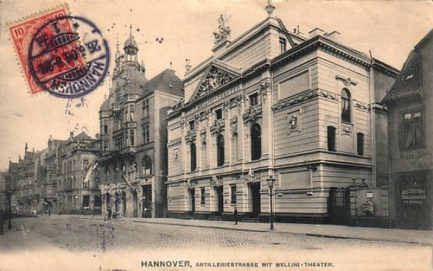Alte Postkarte von Hannover, Deutschland zeigt eine Stadtstraße mit Gebäuden, Straßenlaternen, Straßenlaternen und Menschen auf der Straße.