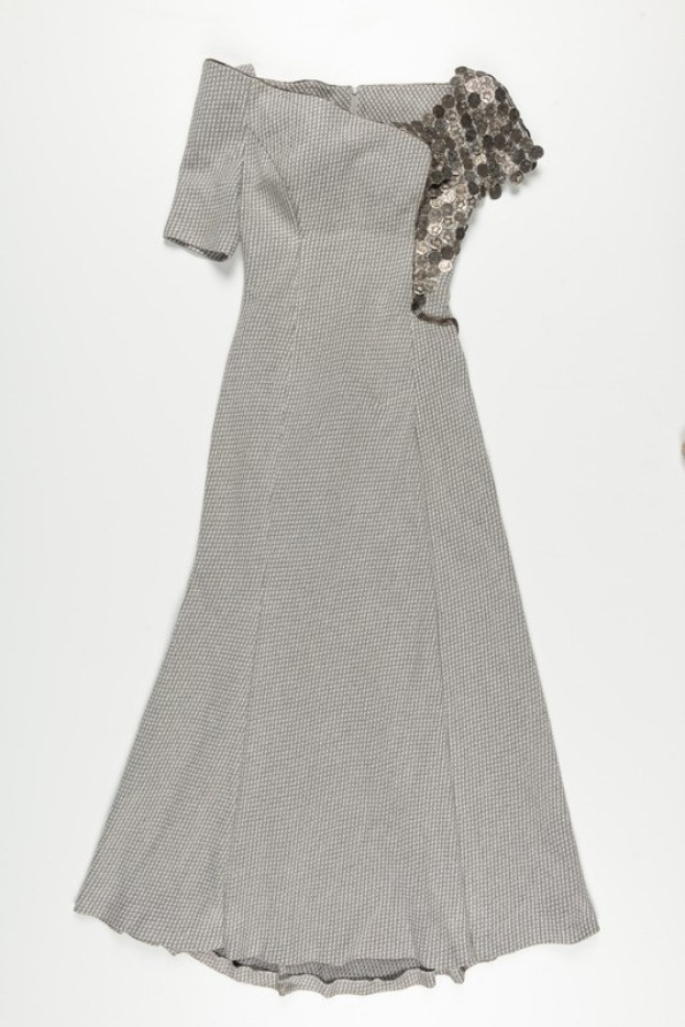 Schwarzes und weißes Seidenkleid mit engem Oberteil, vollem Rock bis zum Knie und klassischer Silhouette vor einem weißen Hintergrund.