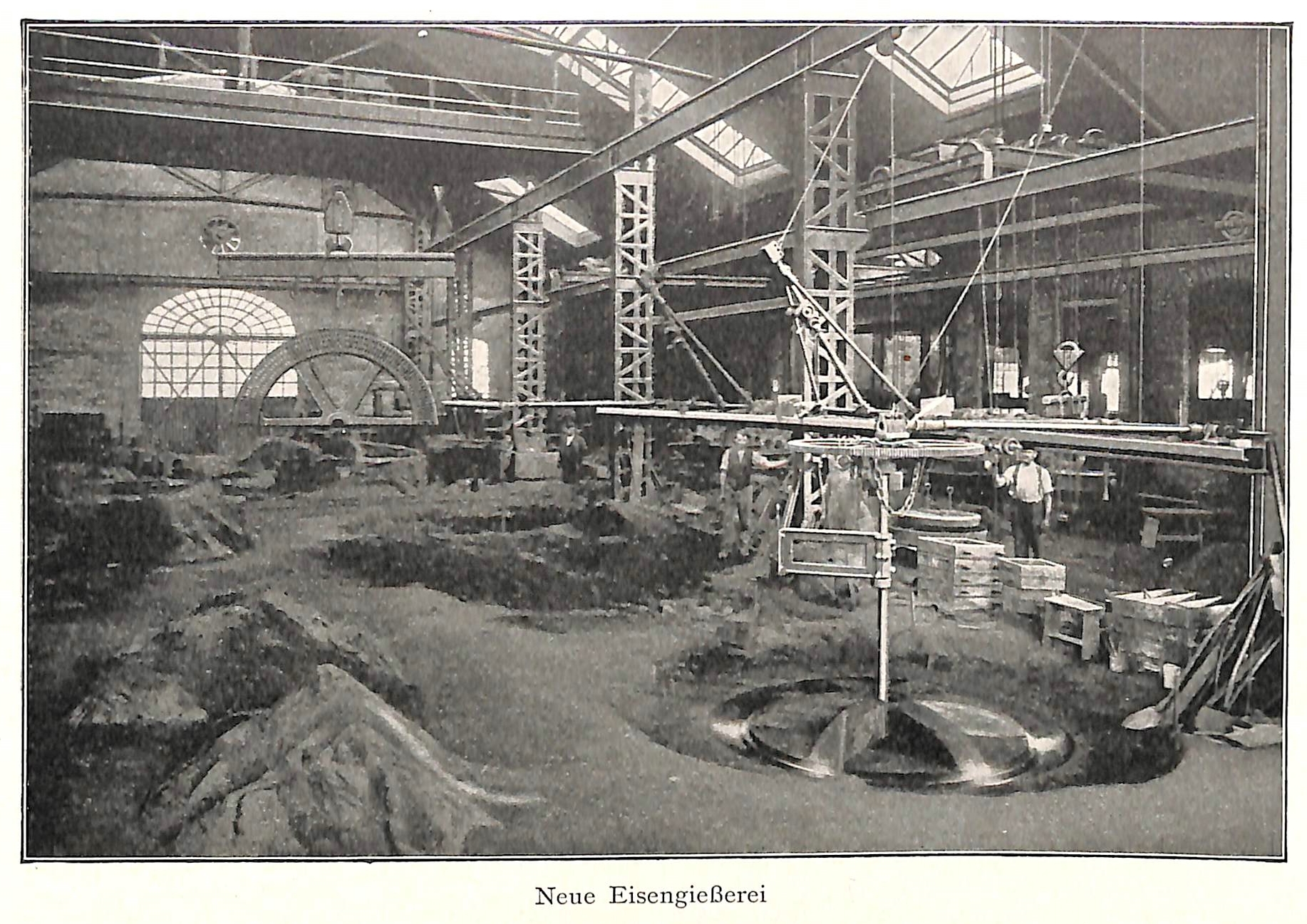 Ein altes Schwarz-Weiß-Foto einer Fabrik mit Arbeitern an einer Maschine, umgeben von Metallstangen und -pfählen, mit dem Text "Neue Eisenglebeerei, die erste Fabrik Deutschlands" unten.
