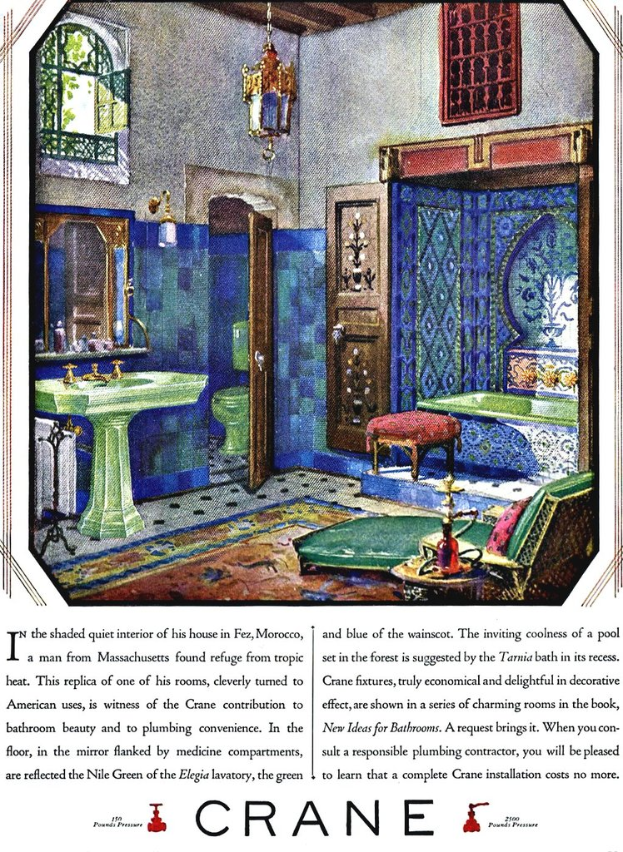 Eine Buchseite, die ein Badezimmer mit Waschbecken, Wasserhahn, Spiegel, Lampe, Fenster, Tür, WC, Hocker, Stuhl, Badewanne und Teppich zeigt.