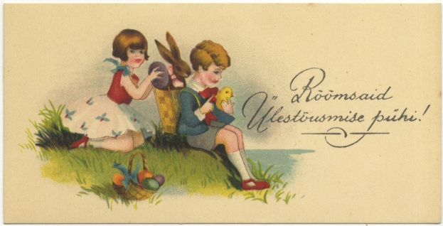 Schwarz-weiß-Postkarte mit zwei Kindern auf dem Gras sitzend, eines hält einen Korb mit Ostereiern und das andere ein Spielzeug, mit einem Plakat mit Text im Hintergrund.