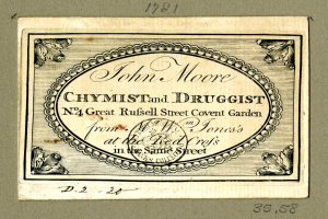 Eine alte Visitenkarte mit der Aufschrift "John Moore Chymist and Druggist" darauf.