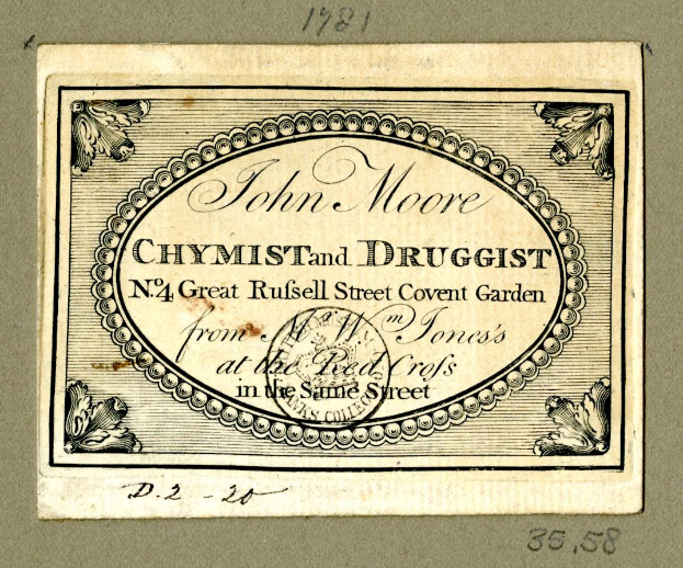 Eine alte Visitenkarte mit der Aufschrift "John Moore Chymist and Druggist" darauf.
