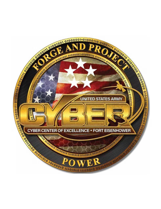 Logo des United States Army Cyber Center of Excellence mit einem blauen Kreis, weißer Stern und weißer Umrandung sowie der Beschriftung "Forge and Project Cyber Power" in fetter schwarzer Schrift.