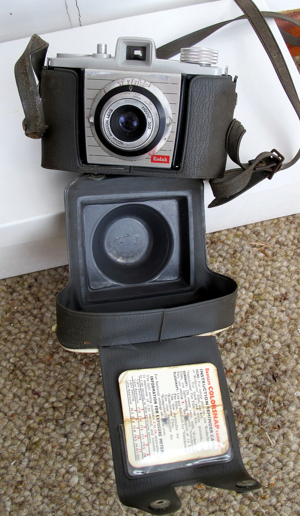 Eine Kamera √ľber einem Ort positioniert.