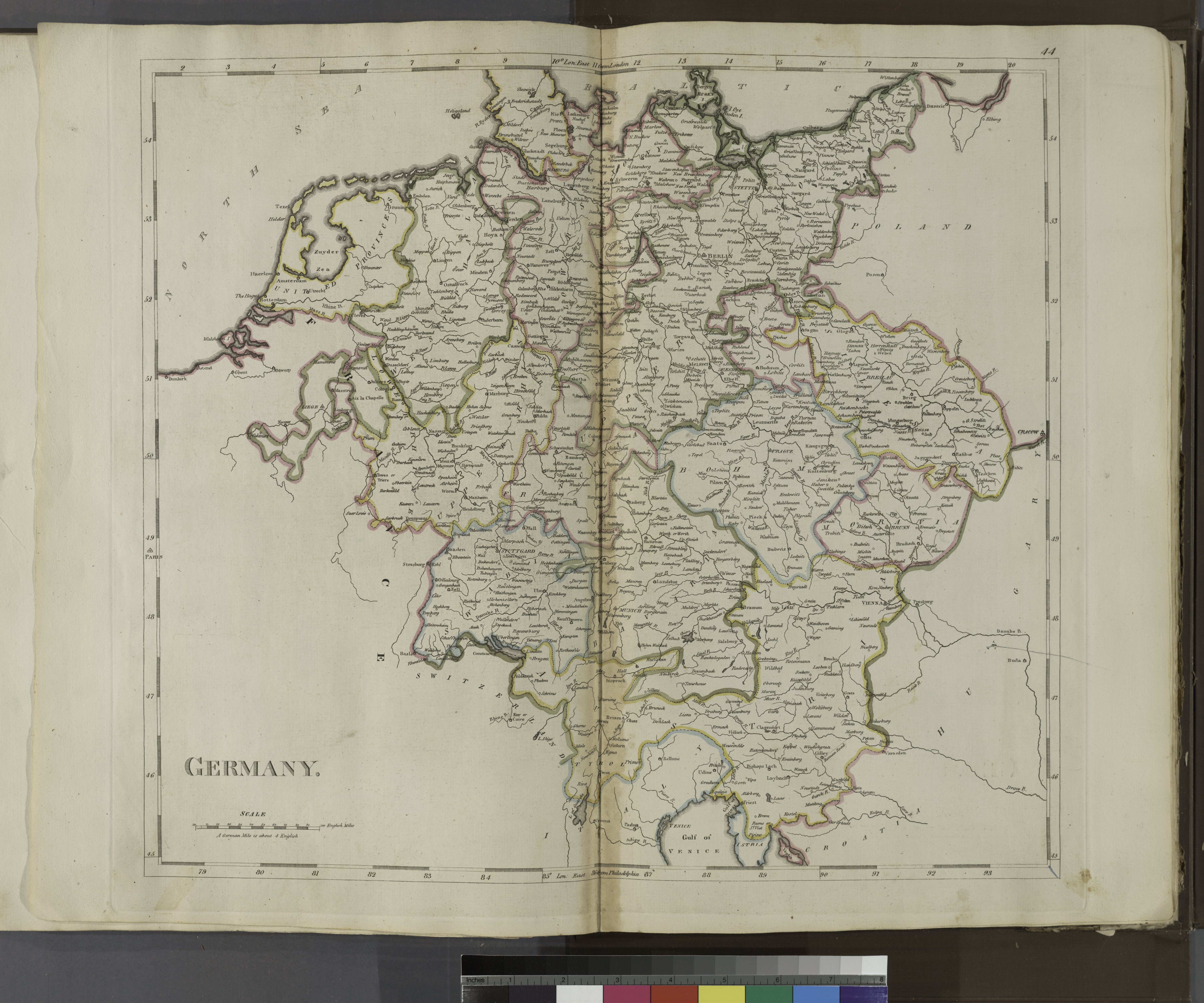 Ein aufgeschlagenes Buch mit einer detaillierten Karte von Deutschland mit ihren Provinzen und Städten, begleitet von beschreibendem Text.