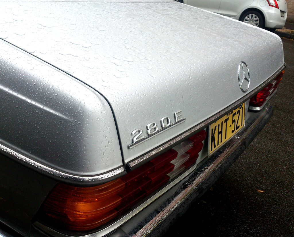 Ein Mercedes-Benz-Fahrzeug f√§hrt auf der Stra√Ÿe mit einem anderen Fahrzeug neben sich.