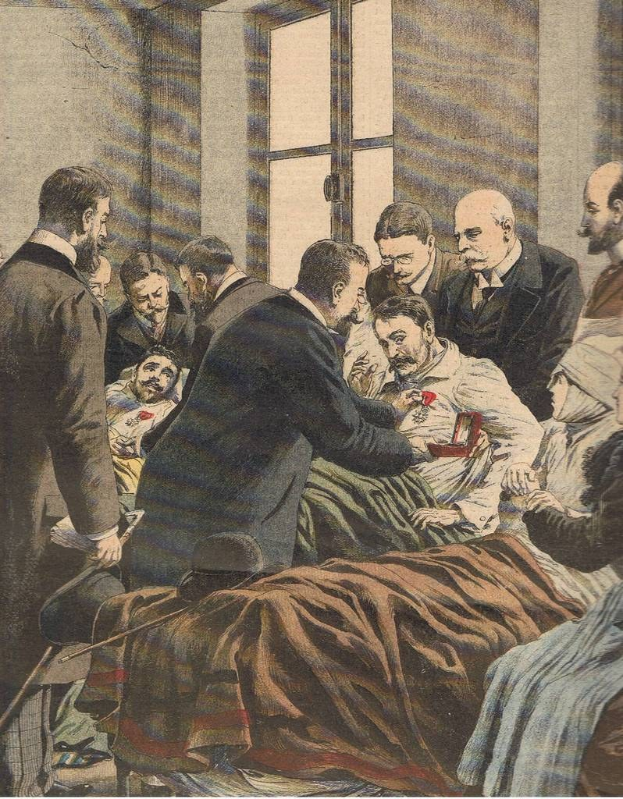 Eine Gruppe von Menschen umgibt einen Mann, der auf einem Bett in einem Raum mit einem Fenster liegt, mit dem Text "KUNSTlers Tod in Paris" unten; der Mann, wahrscheinlich ein Arzt in einem weißen Kittel mit einem Stethoskop, ist der Mittelpunkt der Szene.