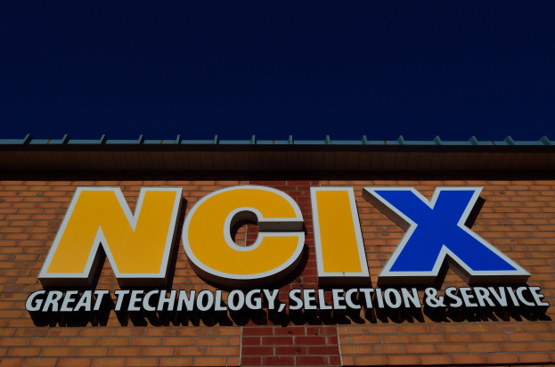 Ziegelgebäude mit einem Schild, auf dem "NCIX Great Technology, Selection & Service" steht.