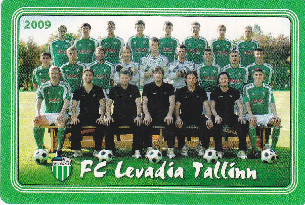 Ein Plakat der FC Levadia Tallinn Mannschaft mit einer Gruppe von Menschen im Vordergrund, Fußball auf dem Boden, Bäumen und einem klaren blauen Himmel im Hintergrund und Text mit einem Logo unten.