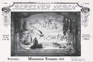 Schwarz-weiß-Foto einer Bühne mit Künstlern in traditioneller deutscher Tracht während der "Wiesbadener Festspiele 1902", mit einem applaudierenden Publikum im Hintergrund.