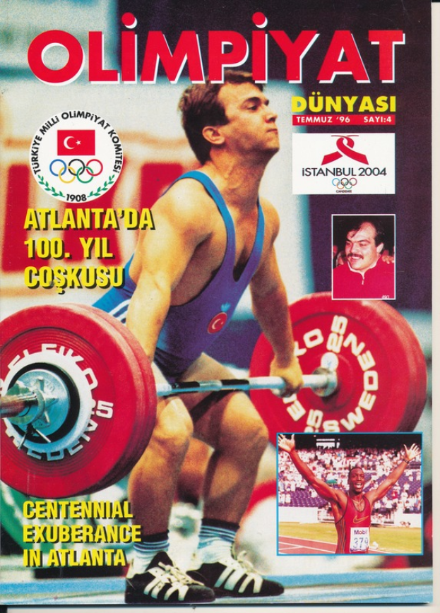 Ein Mann in einem Gewichtheber-Outfit hebt eine Hantelstange vor einer Menge, mit Bildern anderer Menschen und Text auf dem Plakat, der einen entschlossenen Ausdruck zeigt.