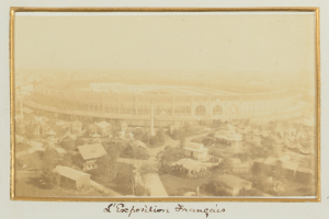 Altes Schwarz-Weiß-Foto eines Stadions in städtischer Umgebung, umgeben von Gebäuden, Bäumen und Strommasten, mit Text am unteren Rand.