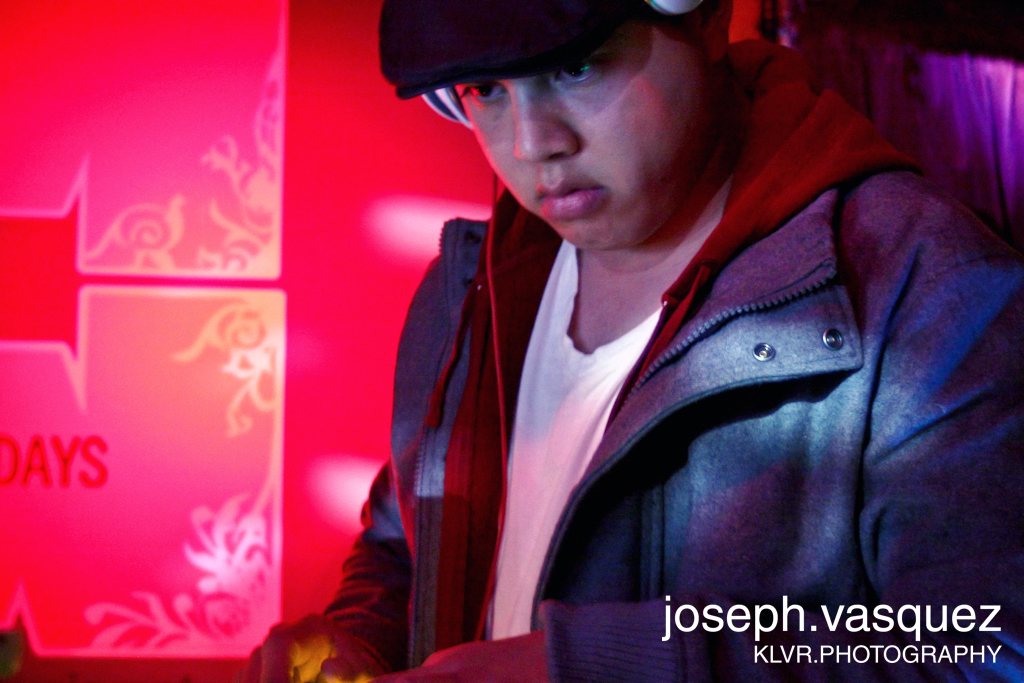 Ein Mann mit Kopfhörern und Hut, mit Wasserzeichen unten rechts im Bild.