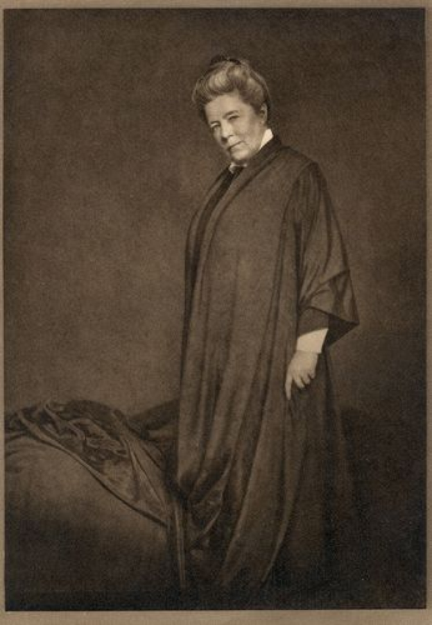 Ein altes Schwarz-Weiß-Foto einer Frau in einer Robe, die vor einem Bett mit einer Decke steht, mit dem Text "Lutherisch" unten.