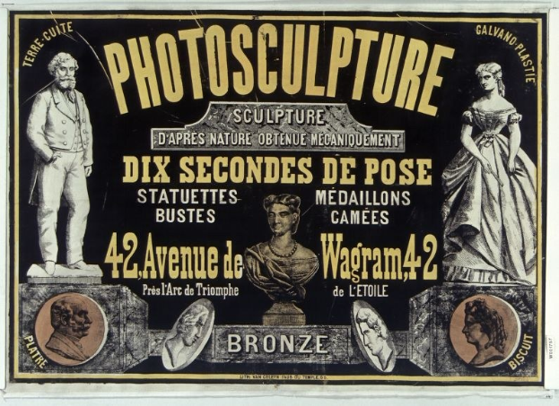 Plakatankündigung einer Skulpturenausstellung in Paris mit Abbildungen von Skulpturen und beschreibendem Text.