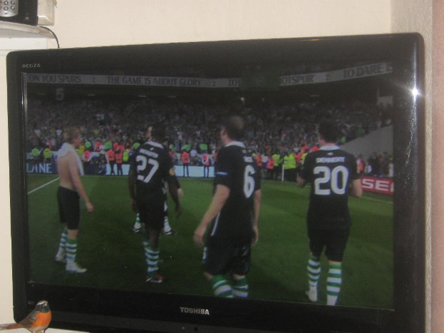 Ein Fernsehbildschirm mit einer Szene mit ein paar Leuten.