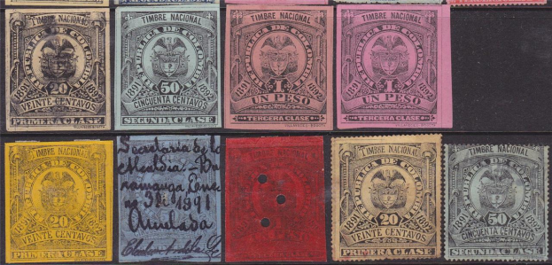 Eine Sammlung alter Timbre Nacional-Stempel auf einer schwarzen Oberfläche, die einen Löwen, eine Krone und ein Banner mit dem Wort "Timbre" in fetter Schrift in verschiedenen Farben wie Blau, Grün, Orange und Gelb zeigen.