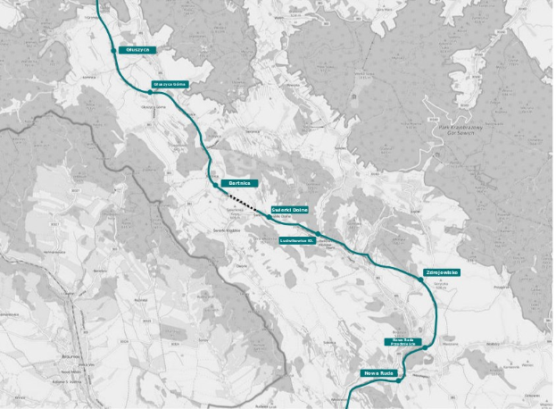 Karte einer Stadt mit einer blauen Linie, die die Route eines Fahrradwegs anzeigt, einschließlich Start- und Endpunkten, die auf dem Text markiert sind.
