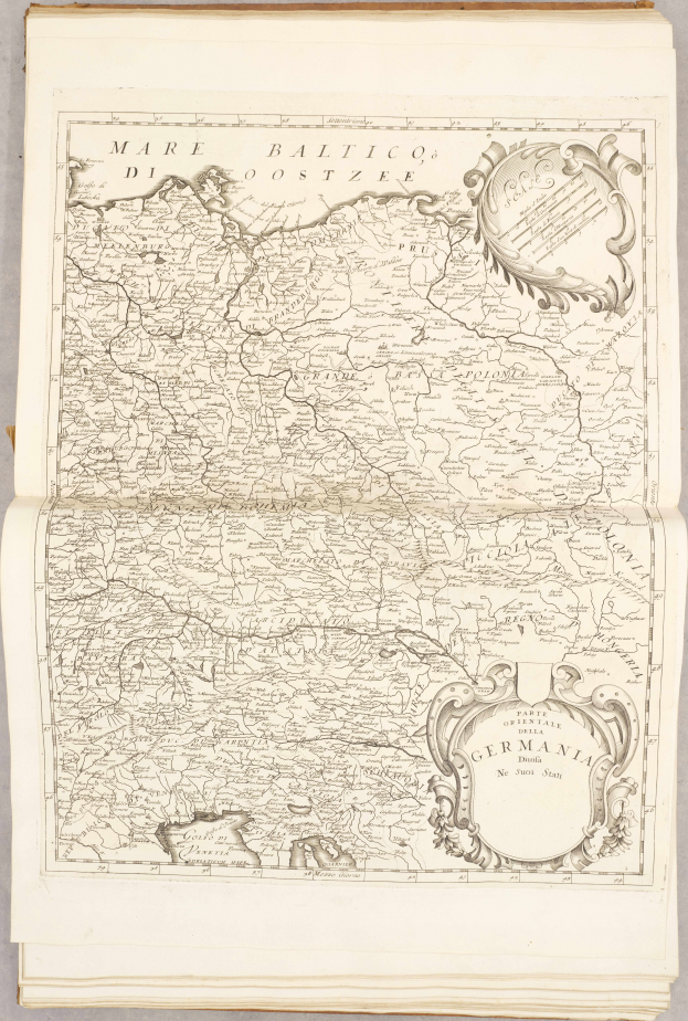 Ein altes Buch mit einer detaillierten Karte von Deutschland, die verschiedene Regionen zeigt, sowie begleitendem Text mit zusätzlichen Informationen.