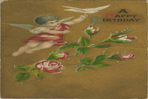 Altmodische Geburtstagskarte mit einem Cupido in einem weißen Kleid mit Flügeln, der eine Taube und einen Strauß blühender roter Rosen mit grünen Blättern hält, begleitet von handgeschriebenen Geburtstagswünschen.