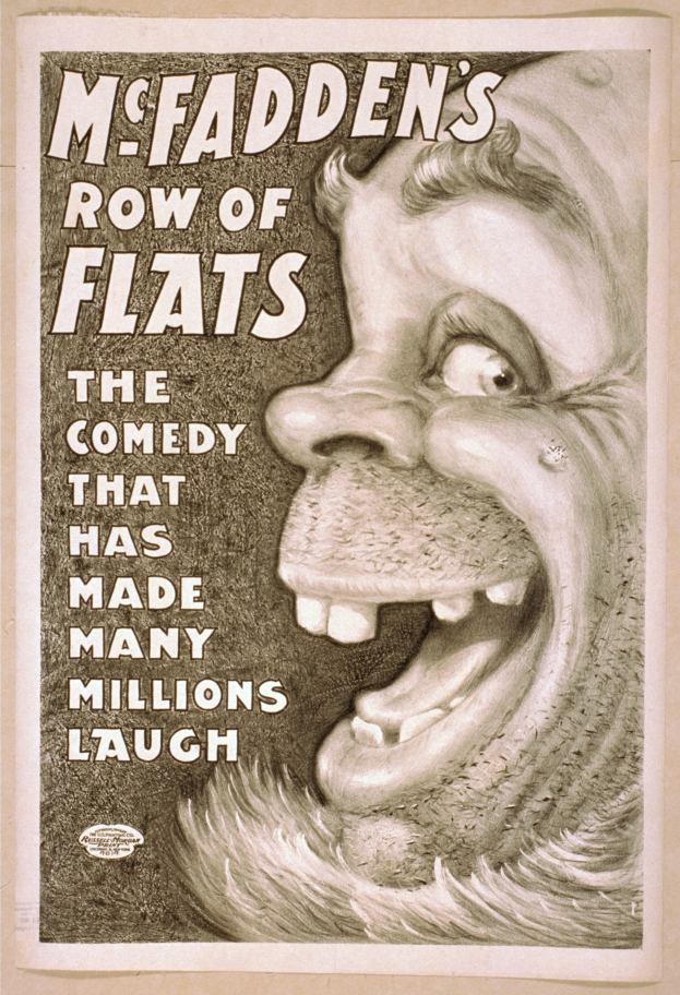 Plakat eines lachenden Menschen mit wilden Haaren, weit aufgerissenen Augen und einem breiten Grinsen, eingerahmt von einem hellgelben Hintergrund, mit der Aufschrift "McFadden's Row of Flats: The Comedy That Has Made Many Millions Laugh."