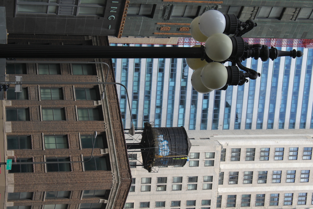 Einige Gebäude mit Masten, Lampen und Fenstern, mit einem Wassertank auf einem davon.