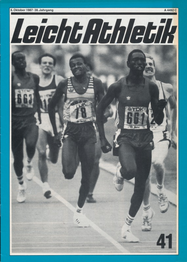 Ein Schwarz-Weiß-Foto einer Gruppe von Männern, die auf einer Laufbahn laufen, mit der Aufschrift "Leicht Athletik - Oktober 1987" darüber.