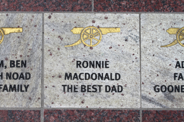 Eine historische Tafel mit Symbolen und Text in der Bildmitte.