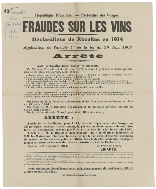 Ein altes Dokument mit einem Schwarz-Weiß-Bild eines ernst aussehenden Mannes im Anzug und Krawatte, auf dem der Text "Fraudes sur les Vins" in fetter schwarzer Schrift geschrieben steht.