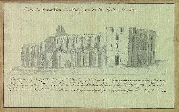 Ein detailliertes Skizze einer verfallenen Kirche in Deutschland, mit sichtbaren architektonischen Elementen wie Fenstern und Bögen, begleitet von handgeschriebenen Notizen auf einem Stück Papier, vor einer grünen Landschaft.