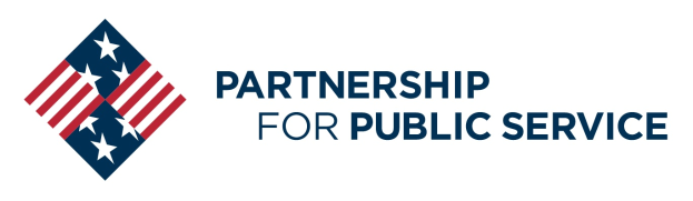 Ein Logo mit den Wörtern "Partnership for Public Service" in fetter, schwarzer Schrift auf einem weißen Hintergrund, das einen blauen Kreis mit einem weißen Stern in der Mitte und einen blauen und weißen Banner mit dem gleichen Text zeigt.