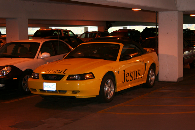 Ein Parkplatz voller Numerous Autos in Reihen geparkt.